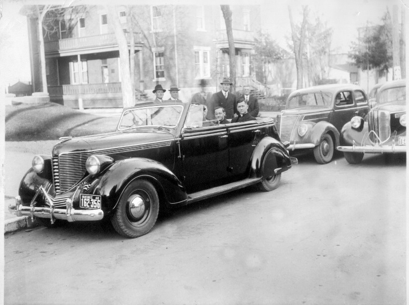 D&eacute;part de l'abb&eacute; Jean Lequin de La Prairie, pr&egrave;s de lui, l'abb&eacute; Larose